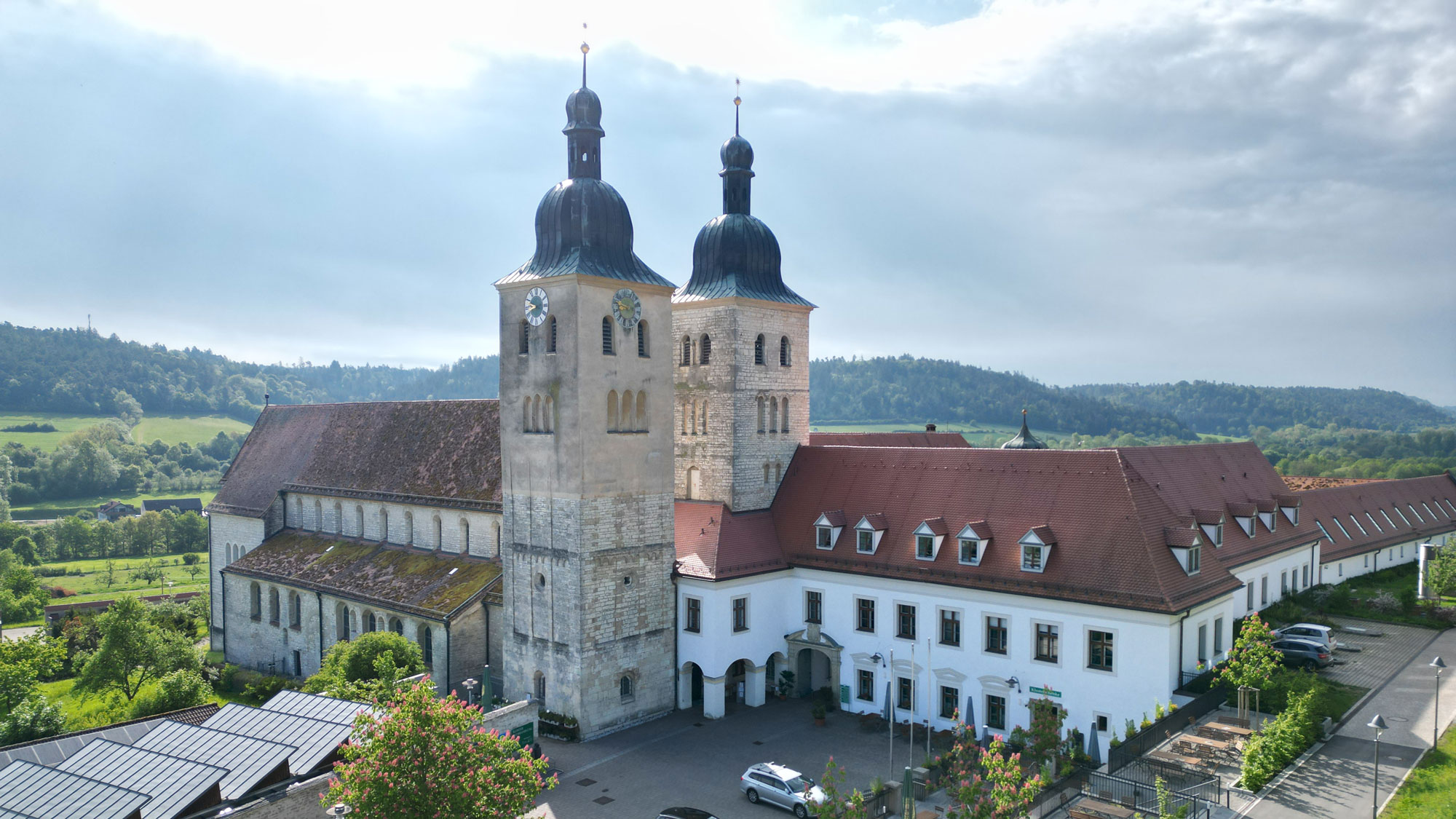 Klostergebäude von Südewesten her mit Türme der Abteikirche und blick auf die Klosterschenke